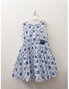 vestido blanco con flores azules