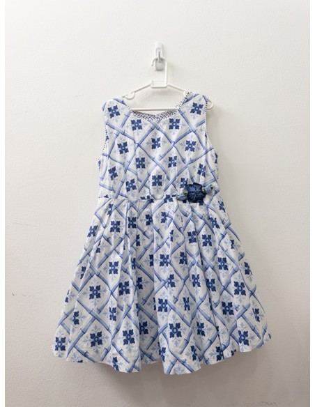 vestido blanco con flores azules