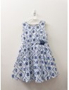 vestido blanco con flores azules