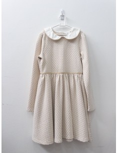 vestido blanco con dorado cinturos dorado y cuello blanco