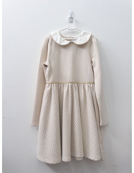 vestido blanco con dorado cinturos dorado y cuello blanco