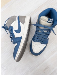 zapatos blancos con azul y gris