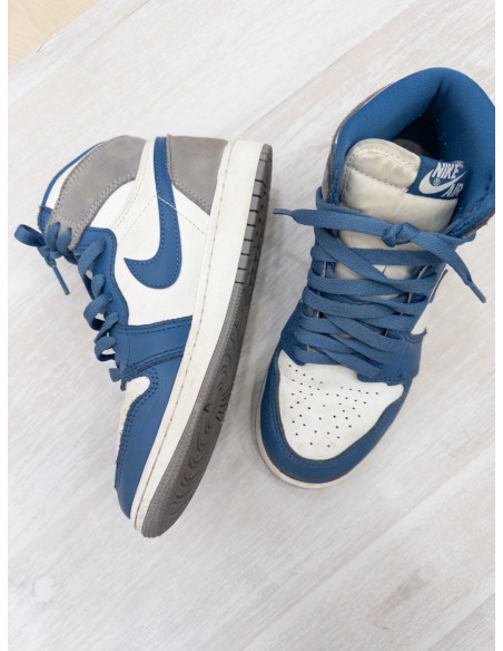zapatos blancos con azul y gris