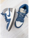 zapatos blancos con azul y gris