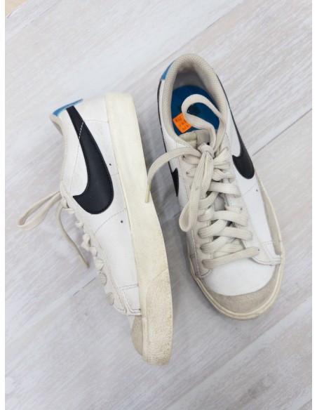 zapatos blancos con negro