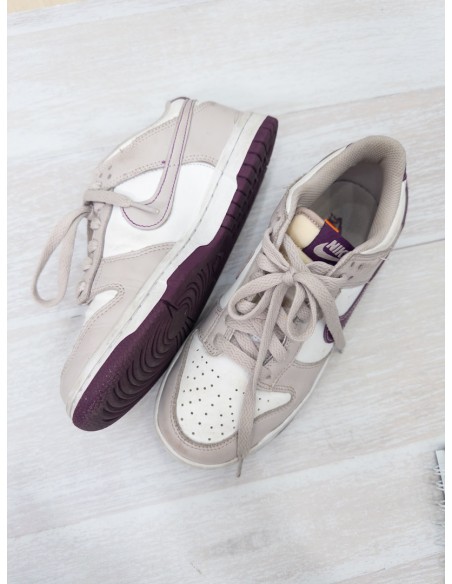zapatos blancos con lila y morado