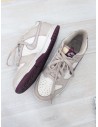 zapatos blancos con lila y morado