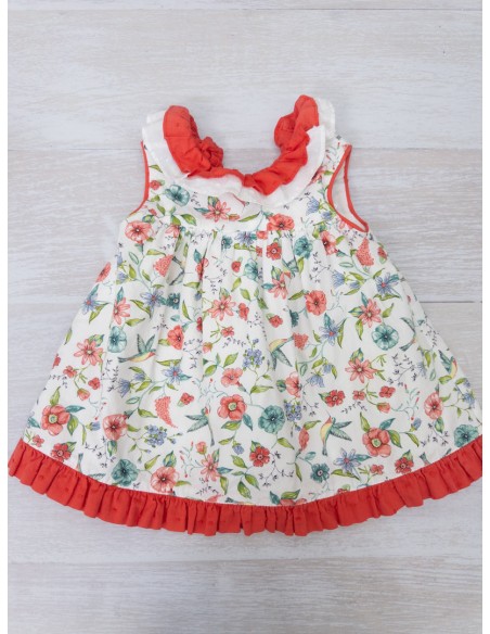 vestido blanco con flores y picaflor turquesa con cuello