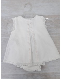 vestido blanco con cinta rosada