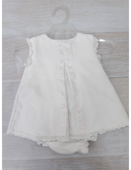 vestido blanco con cinta rosada