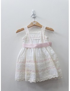 vestido blanco con detalle de cinta rosado