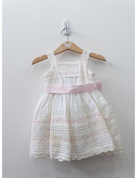 vestido blanco con detalle de cinta rosado