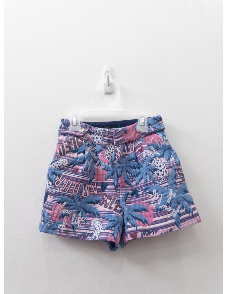 short azul con rayas rosadas y palmeras azules