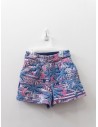 short azul con rayas rosadas y palmeras azules