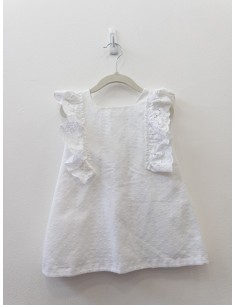 vestido blanco con vuelos en manga