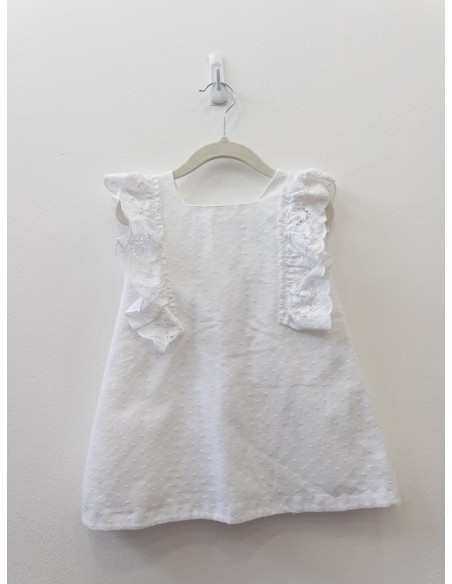 vestido blanco con vuelos en manga