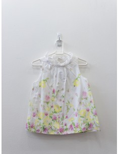 top blanco con flores amarillas y rosas