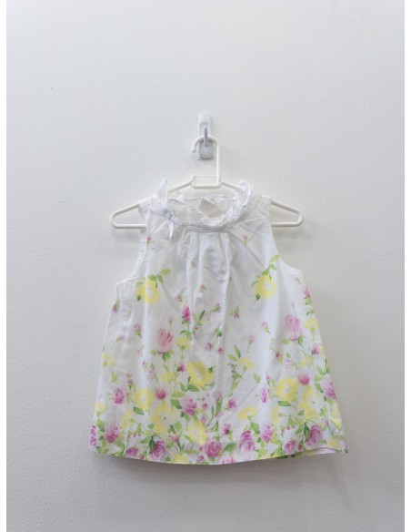 top blanco con flores amarillas y rosas