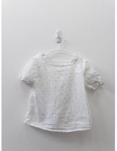 top blanco con detalles dorados