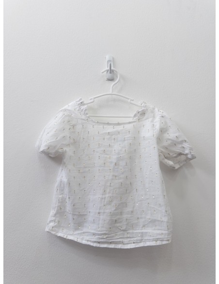 top blanco con detalles dorados