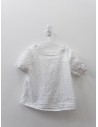 top blanco con detalles dorados