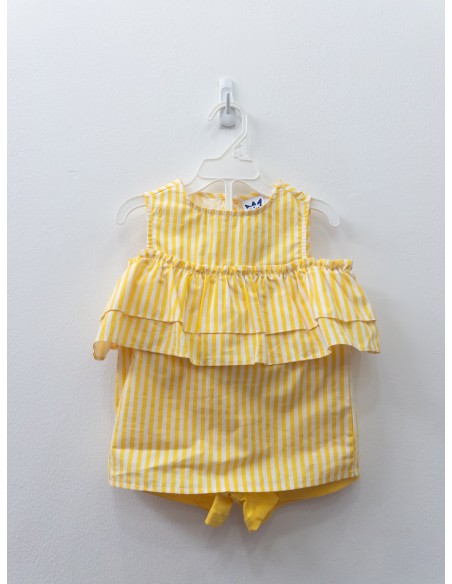set short amarilo y top rayas amarillas