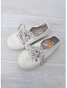 sneakers lona blancos con lazos de flores