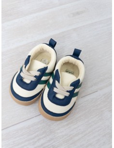 sneakers beige con rayas verdes y azules