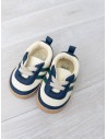 sneakers beige con rayas verdes y azules