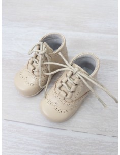 zapatos beige con pasadores