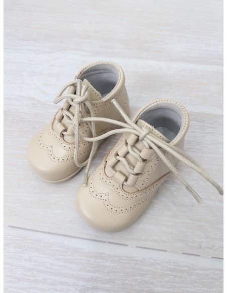 zapatos beige con pasadores