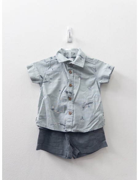 set short gris y camisa turquesa con barquitos