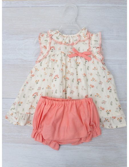 vestido beige con flores coral