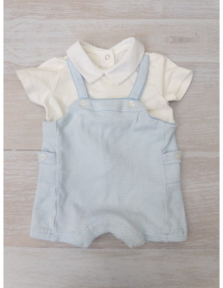 monito camisa blanca y romper celeste