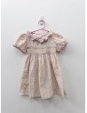 vestido beige con flores lilas