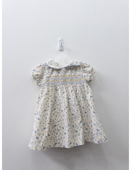 vestido beige con flores azules y amarillas
