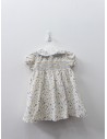 vestido beige con flores azules y amarillas