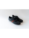 zapatos negros con rayas roja y verde