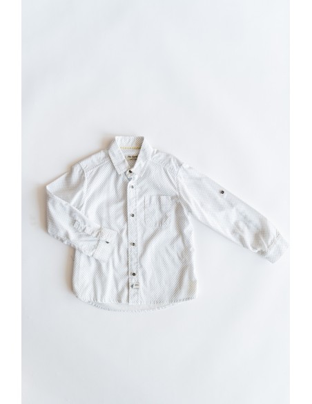 camisa blanca con bolitas de lineas azules