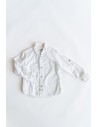 camisa blanca con bolitas de lineas azules