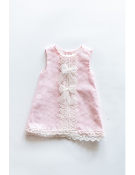 VESTIDO ROSADO, CON BORDADOS BLANCOS