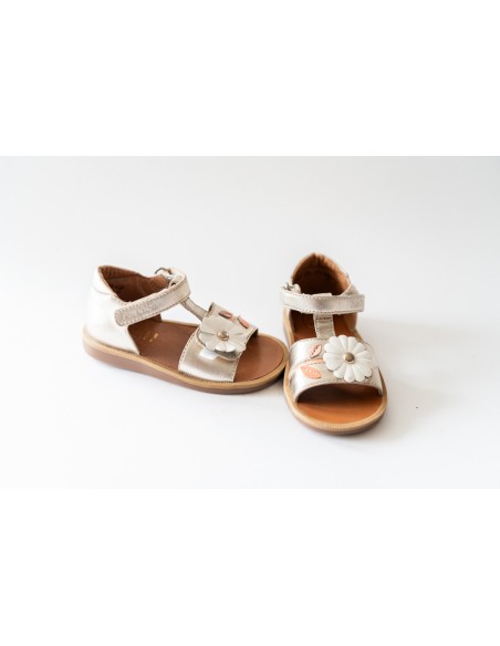 SANDALIAS DORADAS CON FLOR BLANCA