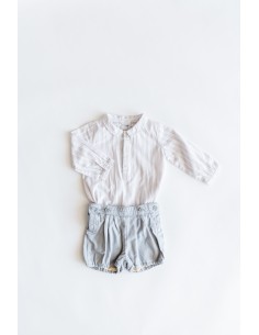 set short gris y camisa rosa cong ris