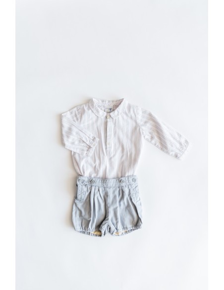 set short gris y camisa rosa cong ris