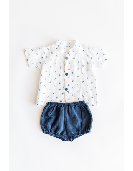 set short celeste y camisa blanca con anclas