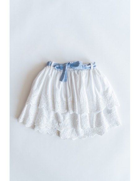 falda blanca con cinturon celeste
