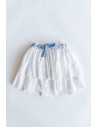 falda blanca con cinturon celeste