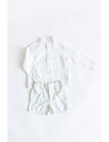 set short menta y camisa blanca