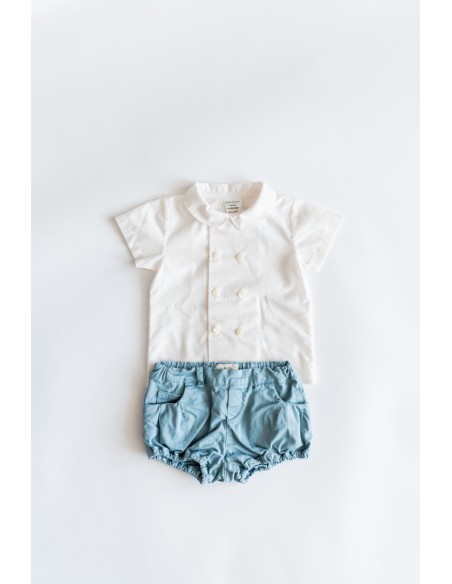 set short celeste y camisa blanca